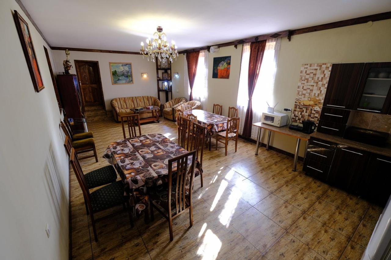 Laila Guest House Mestia Ngoại thất bức ảnh